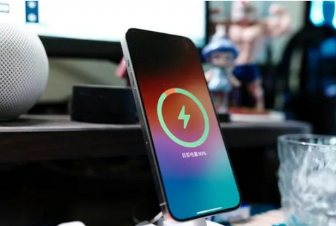 唐山苹果15换屏服务分享用什么充电器给iPhone15充电更好 